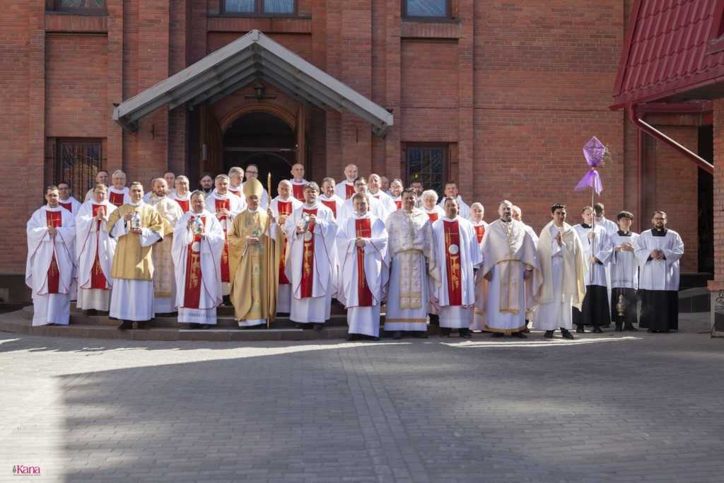 Месса освящения мира и елея в Кафедральном соборе Новосибирска 13