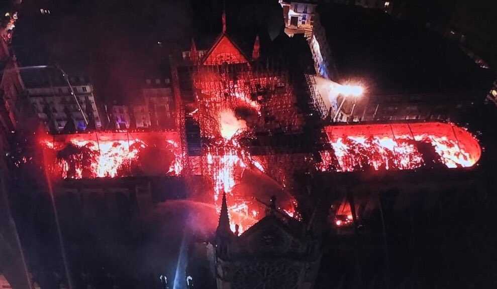 В Париже горит знаменитый собор Богоматери (Нотр Дам) 2