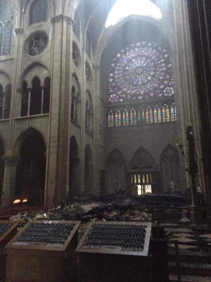В Париже горит знаменитый собор Богоматери (Нотр Дам) 4