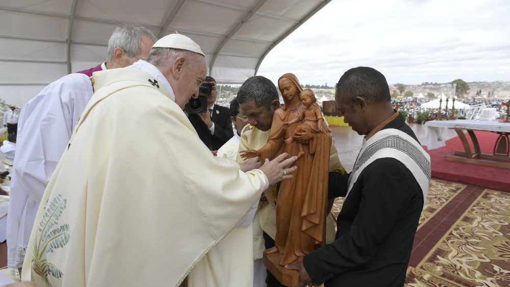 Папа Франциск возглавил св. Мессу с участием миллиона верных, препоручил Мадагаскар заботам Божией Матери и встретился с рабочими 2