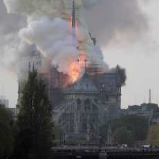 В Париже горит знаменитый собор Богоматери (Нотр Дам)