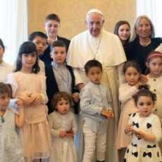 Папа призвал развивать «культуру усыновления»