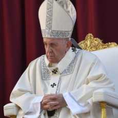 Папа Франциск в своем Twitter’е призвал молиться за больных, оставленных умирать